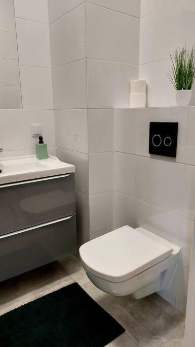 Appartamento Uroczy Apartament Blisko Centrum Warszawy Varsavia Esterno foto